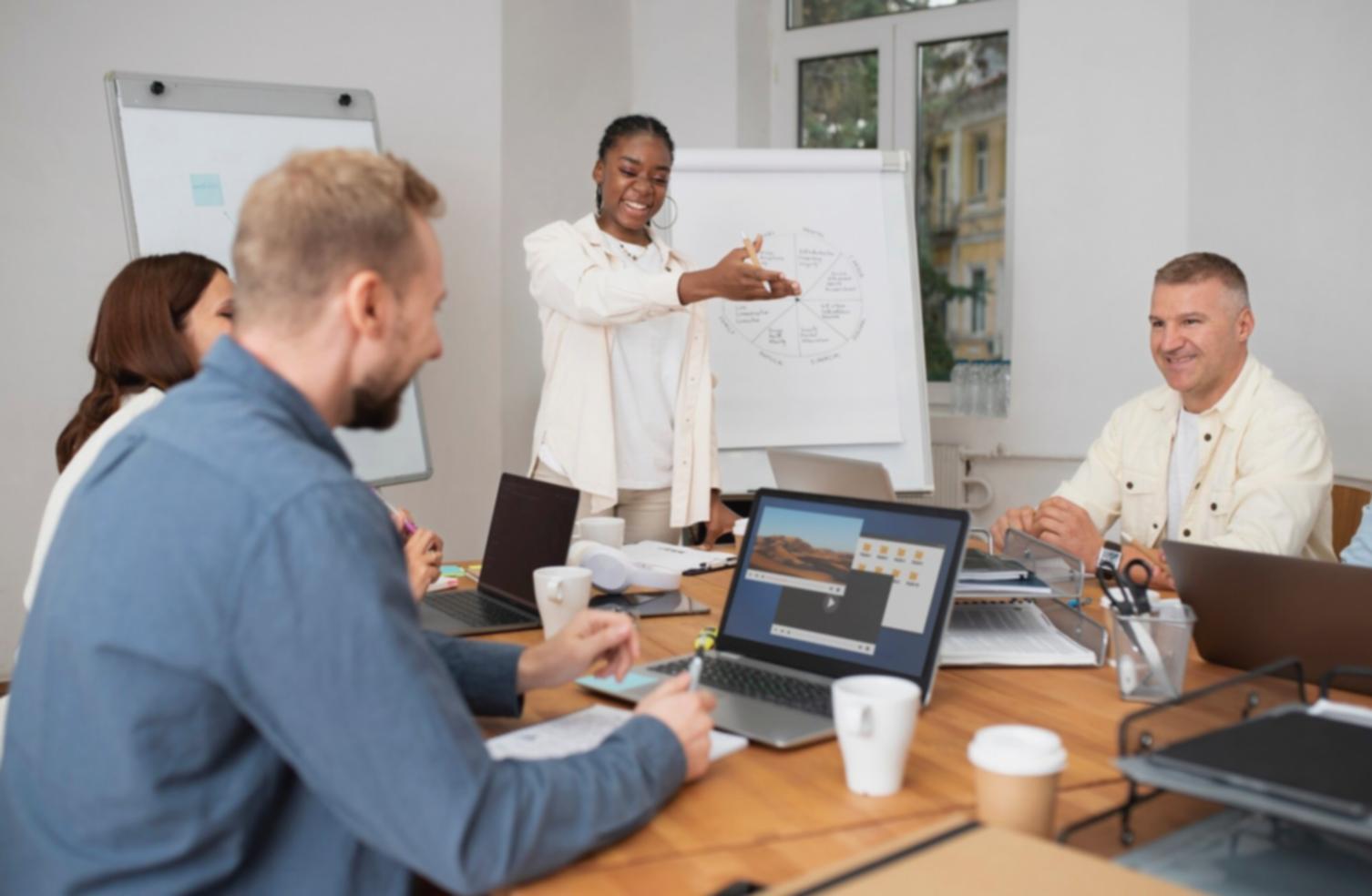 Laptop mit Finanzplanung und Notizen